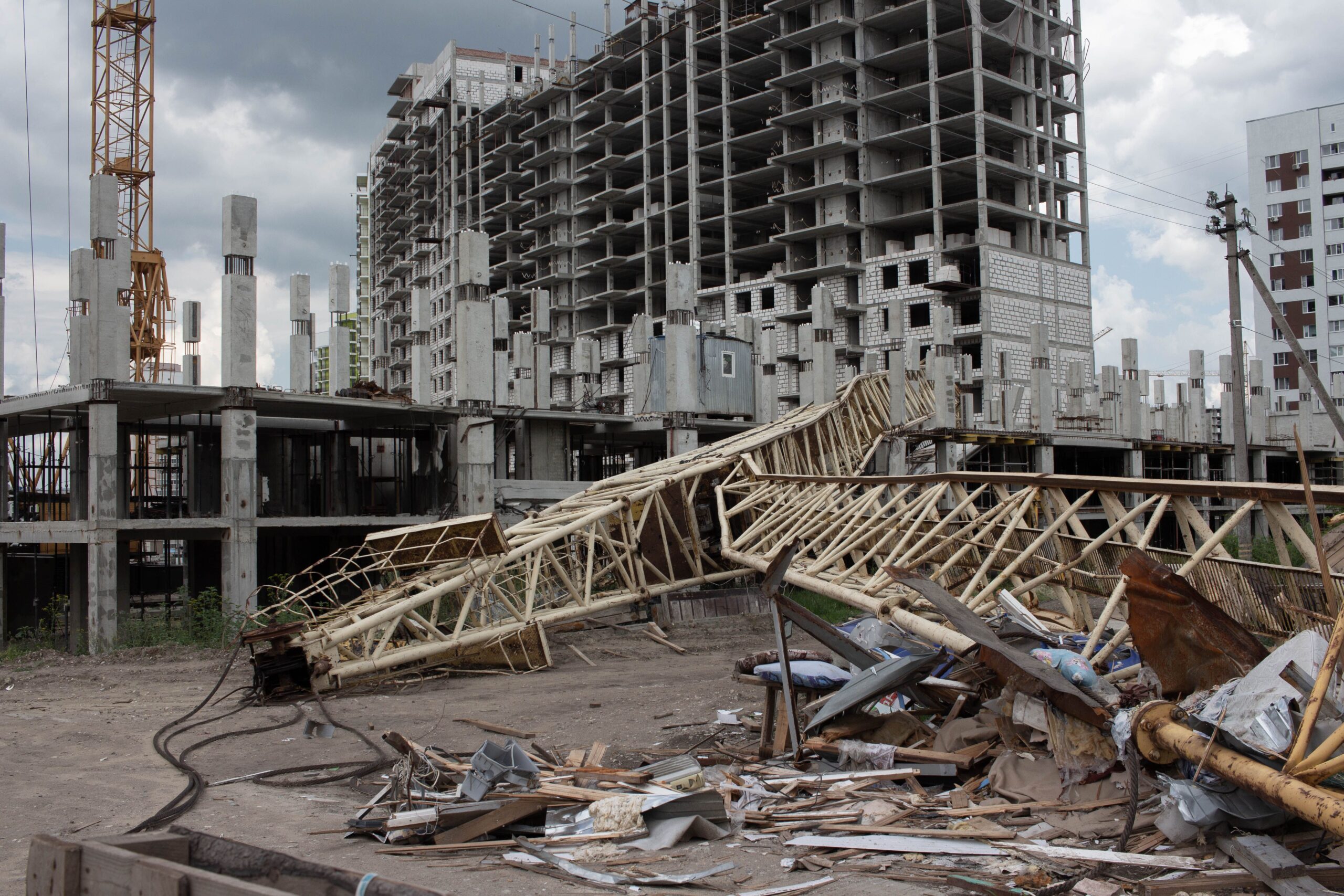 Collapsed crane structure at construction site, illustrating serious crane accident hazards.